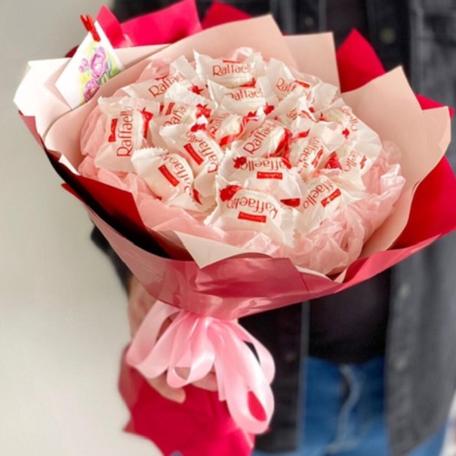 Букет цветов "Сладкий букет из Раффаэлло" Букет цветов "Сладкий букет из Раффаэлло"